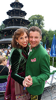 Designerin Lola Paltinger mit Mann Andi Meister beim Kocherlball 2018 (©Foto: Martin Schmitz)